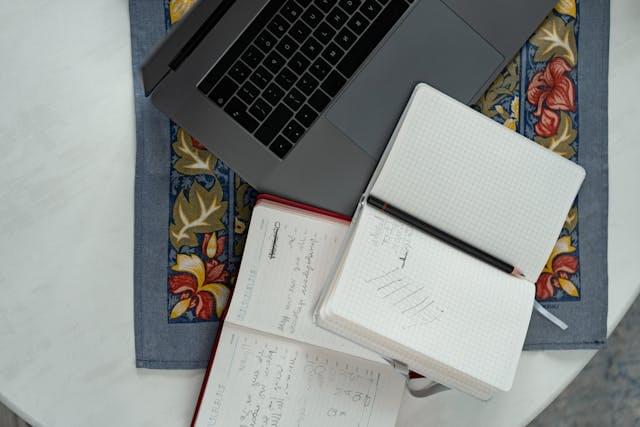 Открытый блокнот с записями и ручкой